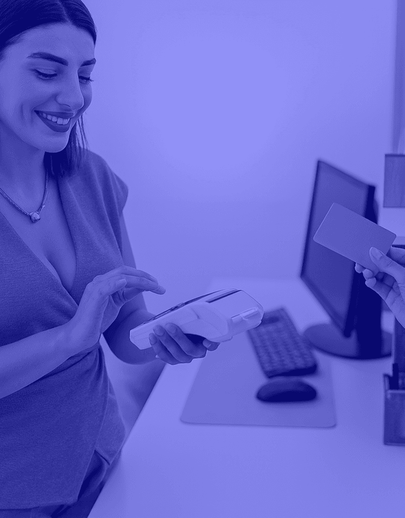 Mujer trabajando con laptop - Academia de IA